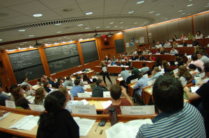 1280px-Inside_a_Harvard_Business_School_classroom